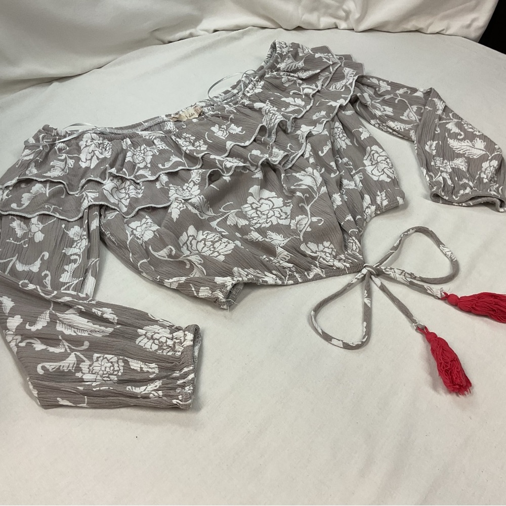 Altar'd State Women's Gray/White Puff Sleeve Crop Top Red Tassel Tie, Size M - Picture 2 of 8